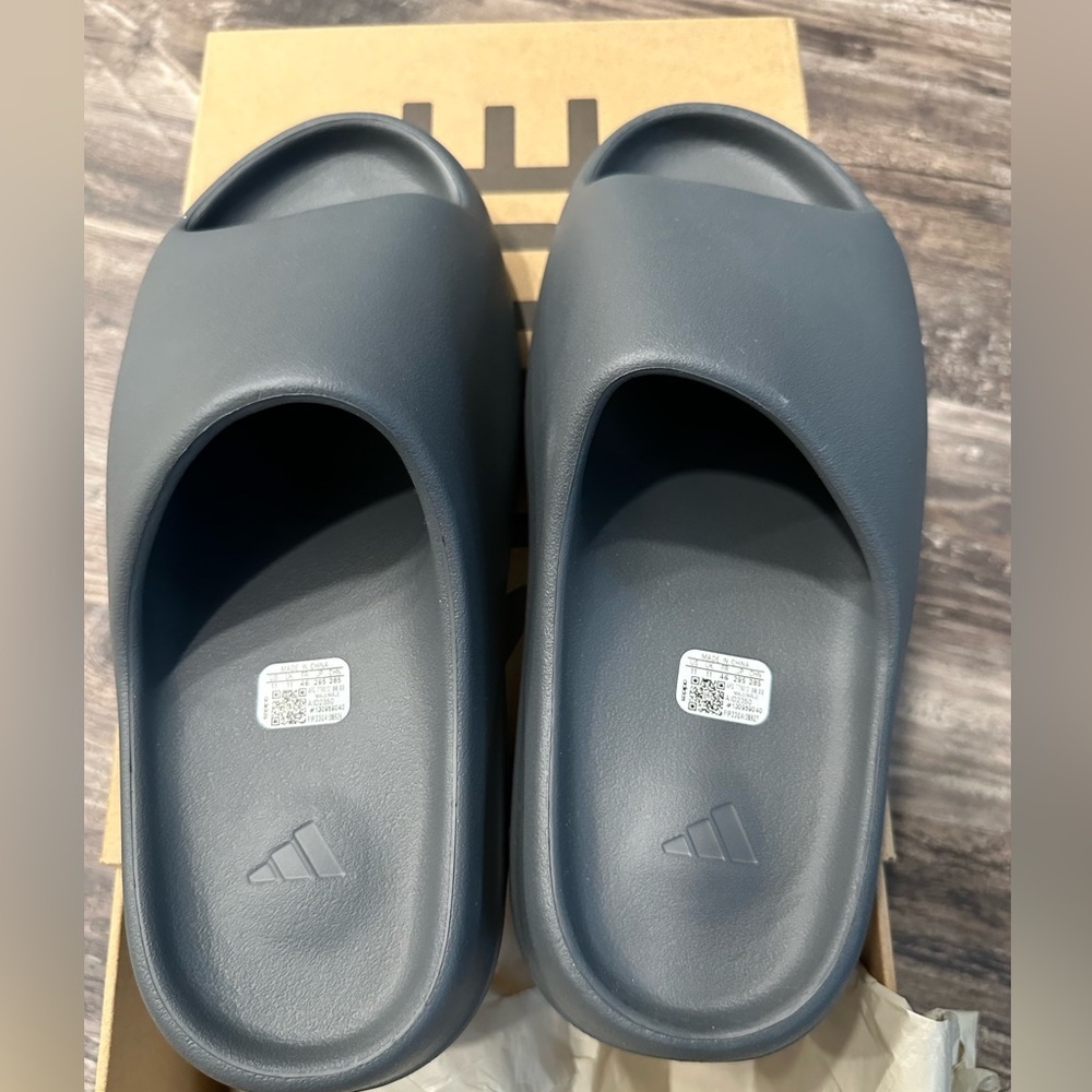 BRAND NEW ADIDAS MEN’S YEEZY SLIDE, SIZE 11 SLATE GREY